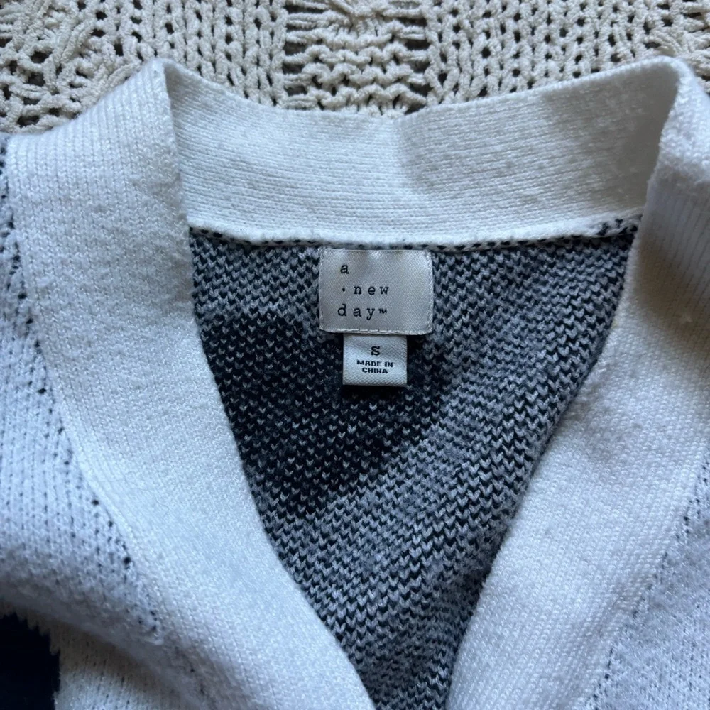 heart black white cardigan print sweater, cute minimalist - Picture 2 of 2